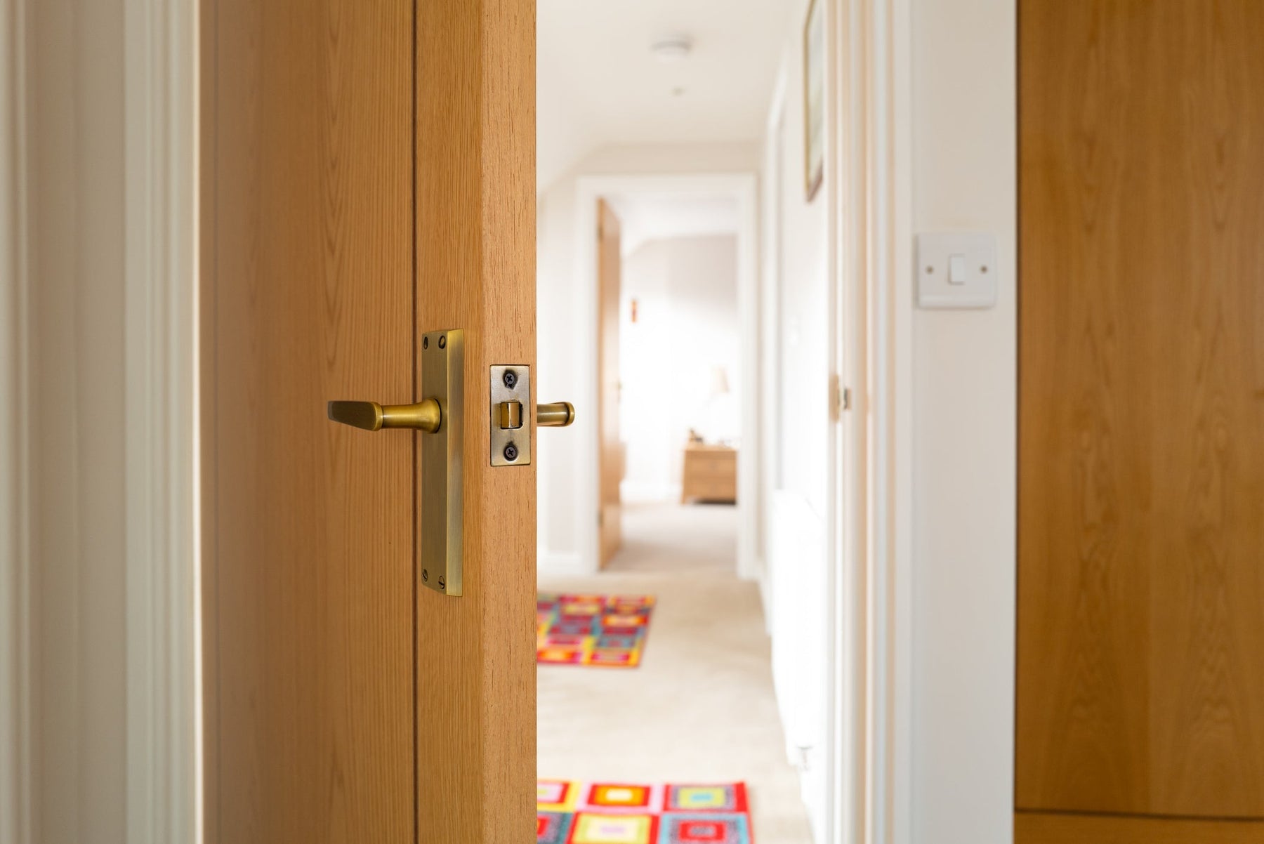 Oak Veneer vs Solid Oak Internal Doors: An In-Depth Guide for UK Homes