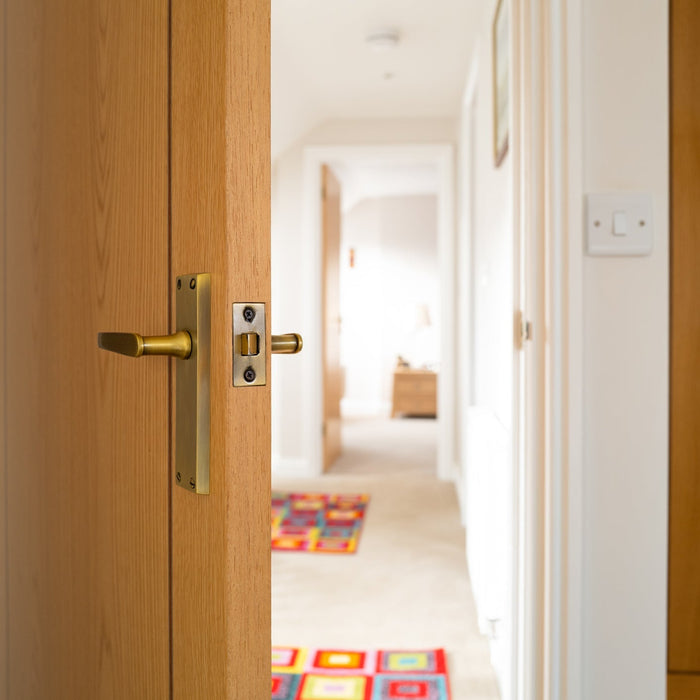 Oak Veneer vs Solid Oak Internal Doors: An In-Depth Guide for UK Homes