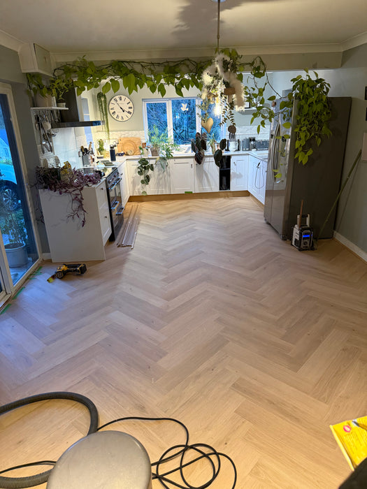 Quickstep | Impressive Design 8mm Laminate Herringbone Cardamom Oak